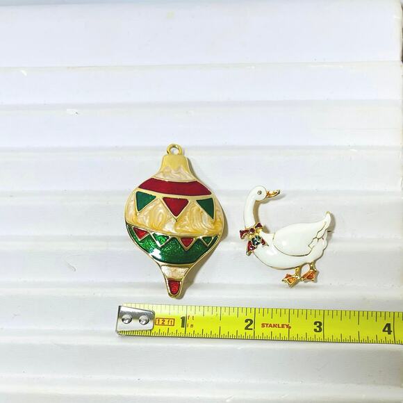 Vtg Enamel Holiday Christmas Brooch Goose Ornament Swan Bow Gold Tone - Picture 8 of 8
